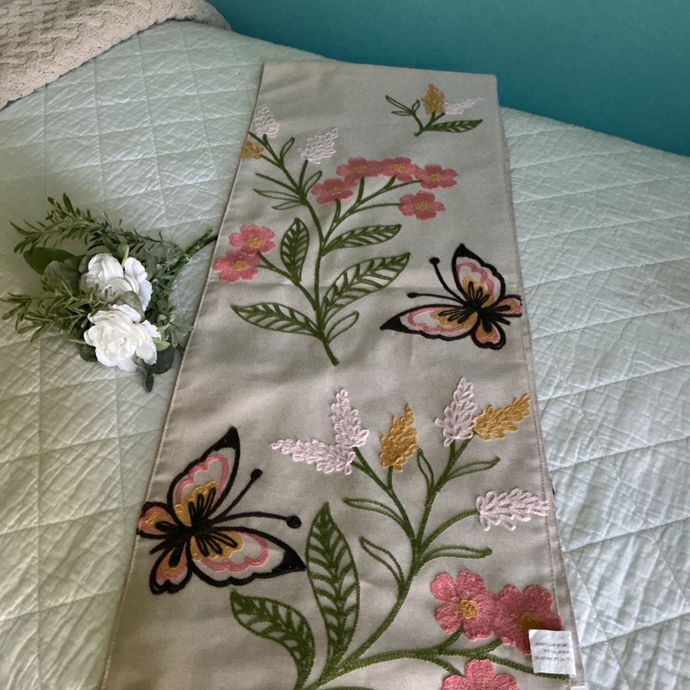 Beautiful Hobby Lobby Embroidered Boho Shabby Chic Table Runner